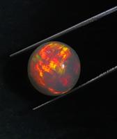 Opale d'Éthiopie naturelle multicolore et chatoyante, cabochon rond.