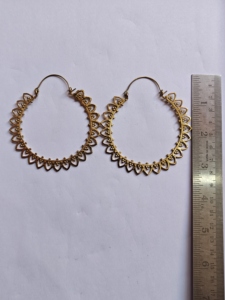 Pendientes de Aro Hechos a Mano con Filigrana Dorada Festoneada, Joyería Étnica Boho con Diseño Intrincado - Product Image 2
