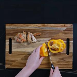 Planche à découper en bois d'acacia massif, extra épaisse, durable, respectueuse des couteaux, avec une poignée intégrée élégante pour la cuisine et le service quotidiens - Product Image 3