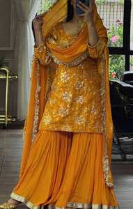 Ensemble Sharara en crêpe naturel avec broderie de sequins de 5 mm et dupatta à bordure en dentelle fantaisie, tenue de fête ethnique entièrement cousue - Product Image 5