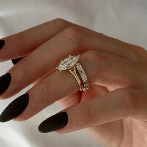Anillo de Compromiso con Diamante Cultivado en Laboratorio de 2 Quilates, Corte Marquesa, Banda de Eternidad de 2.5 Quilates, Corte Esmeralda, Certificado IGI - Product Image 2