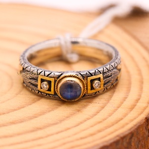 Anillo de banda vintage de plata 925 oxidada con bisel de oro de 18 quilates, piedra lunar azul natural y diamantes, de Memoria Jewels, al por mayor - Product Image 2