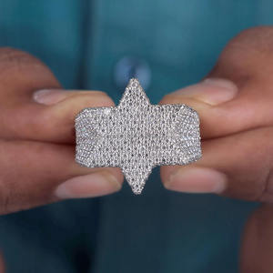 แหวนหมั้นและแหวนแต่งงานทรงดาวสำหรับผู้ชาย เงินแท้ 925 ประดับโมอิสซาไนต์ทรงกลม ชุบโรเดียมแบบฮิปฮอป - Product Image 4