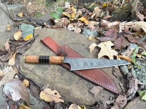 Couteau de cuisine artisanal en acier Damas de qualité industrielle avec manche en bois et étui en cuir pour le camping en plein air - Product Image 4