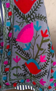 Chaqueta Acolchada con Bordado Floral a Mano en Color Lavanda Vibrante, Inspirada en Suzani, con Motivos Florales, Rayas Náuticas Azules y Blancas, de Algodón - Product Image 3