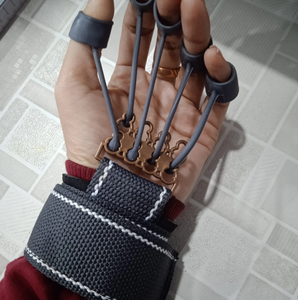 Renforceur de préhension des doigts réglable avec résistance à ressort pour l'exercice des mains et la rééducation. - Product Image 4