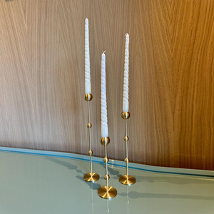 Ensemble de chandeliers élégants en métal doré avec un design unique de boules et de tiges, pouvant accueillir trois bougies coniques pour une décoration intérieure chic - Product Image 6