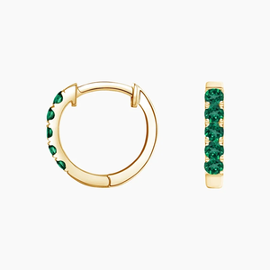 Pendientes de Aro Huggie de Oro Amarillo con Esmeraldas, Clásicos para Mujer, Uso Diario, Piedras Laterales de Corte Redondo - Product Image 5