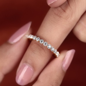Anillo de Eternidad con Diamantes Cultivados en Laboratorio, Oro Amarillo de 14K, Anillo de Boda con Diamantes Redondos, Apilable, Joyería Nupcial Hecha a Mano - Product Image 6