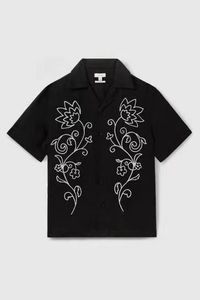 เสื้อเชิ้ตผู้ชายพรีเมียมสีดำ ผ้าฝ้ายปักลาย แขนสั้น คอคิวบา ลายดอกไม้สีขาว สไตล์ลำลอง - Product Image 5