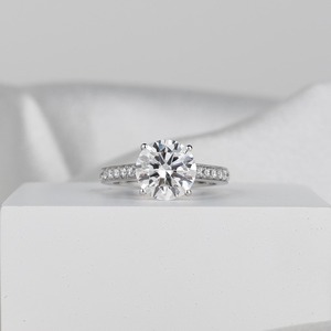 แหวนเพชรทรงกลม 3 กะรัต D VS1 ได้รับการรับรองจาก IGI เพชรเพาะเลี้ยงในห้องปฏิบัติการ ประดับเพชรรอบวงแบบซ่อน 14k ทองคำขาว - Product Image 5