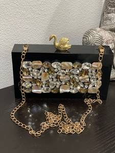 Bolso de mano de resina negra hecho a mano con adornos de piedras preciosas y cierre de cisne dorado, elegante bolso de noche con correa de cadena - Product Image 5