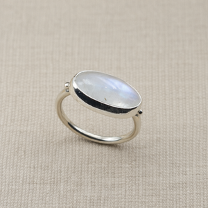 Anillo de Piedra Lunar Azul Natural con Cabujón Ovalado de Plata de Ley 925, Chapado en Oro Rosa y Oro Amarillo, Joyería para Ella y para Mujer - Product Image 1