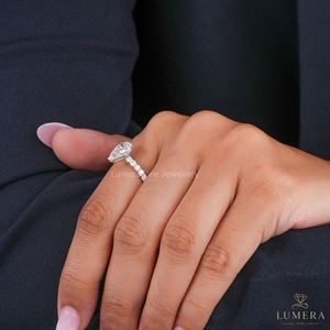 Anillo de Compromiso de Diamante Cultivado en Laboratorio con Corte Pera de Lujo de 2.87CT, con Banda de Diamantes Pavé, Anillo de Boda Solitario para Mujer - Product Image 5
