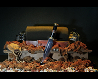Op maat gemaakte handgemaakte Damascus stalen Rambo Bowie-mes met messing beschermkap, houten & hoornen handvat en leren schede. Lage minimale bestelhoeveelheid. Outdoor Bowie-mes.