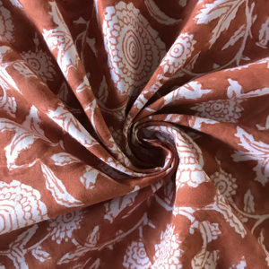 Tissu en coton imprimé à la main – Motif floral abstrait |   Marron rouillé et blanc |   Textile indien fait main - Product Image 2