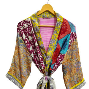 Regalos para ella: Kimono de patchwork, bata larga para dormir, ropa de noche, hecho a mano en India, kimono vintage de sari de seda reciclada. - Product Image 1