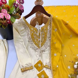 Ensemble de costume prêt-à-porter de qualité supérieure en soie Ronald avec broderie et travail de sequins, accompagné d'un dupatta en dentelle - Product Image 3