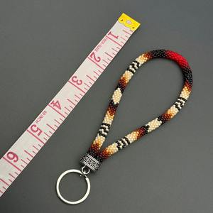 Porte-clés de poignet fait main en perles d'imitation avec motif crème, noir, rouge, marron – Cadeau tendance pour femme, idéal pour un usage quotidien - Product Image 5