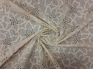 Tissu en coton blanc de qualité supérieure avec broderie Schiffli - Motifs floraux et ajourés pour ensembles coordonnés et robes - Product Image 5