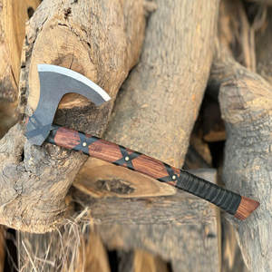 Hache viking artisanale industrielle, tête en acier gravée, manche en bois massif, poignée gainée de cuir, inspirée du patrimoine, objet de collection décoratif - Product Image 2