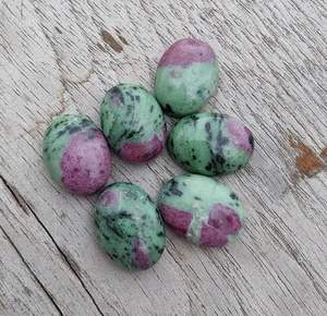 Cabujón de Rubí Zoisita Natural Ovalado Calibrado, Piedra Preciosa Suelta para Fabricación de Joyas y Manualidades - Product Image 1