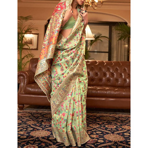 Elegante Sari Indio Tradicional Verde con Estampado Floral de Seda para Bodas, Fiestas y Eventos Festivos, Largo hasta el Suelo, Corte Regular para Mujer - Product Image 5