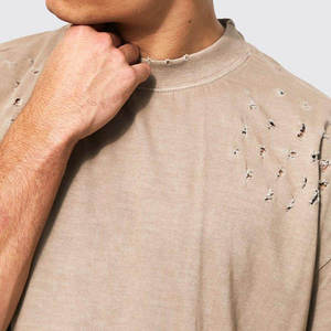 T-shirt Homme Distressed en Gros Usine, Logo Personnalisé, Coton Respirant, Streetwear Décontracté, Écologique, OEM ODM, Léger, Été - Product Image 3