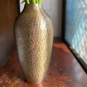 Florero Metálico Contemporáneo para la Vida Urbana que Resalta Líneas Limpias con Elegancia Moderna - Product Image 4