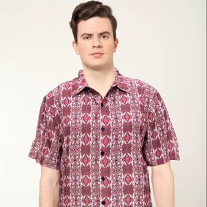 Elegante Camisa de Hombre Color Granate con Estampado Geométrico en Poliéster, Corte Regular, Cuello Clásico y Mangas Cortas para Uso Casual - Product Image 1