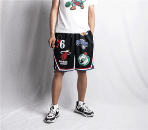 Shorts de sport pour hommes, style urbain, avec chiffres et lettres contrastées, en polyester respirant, pour le basketball et autres sports de balle - Product Image 1