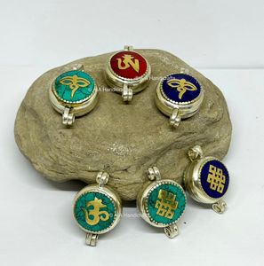 Nueva Llegada - Colgantes de Mariposa Turquesa Antiguos con Temática Religiosa para el Budismo Tibetano - Product Image 1