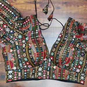 Blusa Negra Sabyasachi de Lujo, Última Colección, Cuello en V Profundo, Preconfeccionada y Bordada, Estilo Étnico Indio, Purvangglobal - Product Image 1