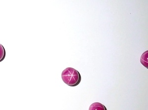 Perle de rubis étoilé rouge 10x10 mm 12 carats, perle opaque polie créée en laboratoire avec effet étoile à 6 branches pour la fabrication de bijoux - Product Image 3