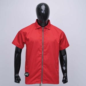 เสื้อโปโลชายแขนสั้นมีซิป ผ้าถัก สไตล์ลำลอง พรีเมียม คุณภาพสูง ทันสมัย เสื้อโปโลสำหรับกิจกรรมกลางแจ้ง ผลิตตามแบบ OEM คุณภาพพรีเมียม - Product Image 1