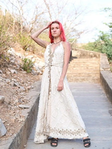 Vestido maxi bohemio de algodón crudo con bordado tribal, estilo halter sin espalda, para playa o boda, de algodón khadi premium transpirable. - Product Image 2