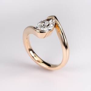 แหวนหมั้นทรงลูกแพร์ 1.00 กะรัต ผลิตในห้องปฏิบัติการ ตัวเรือนทองคำแท้ 14K - Product Image 3