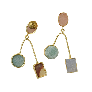 Pendientes colgantes geométricos asimétricos de triple piedra chapados en oro con amatista semipreciosa, cuarzo rosa y madreperla. - Product Image 3