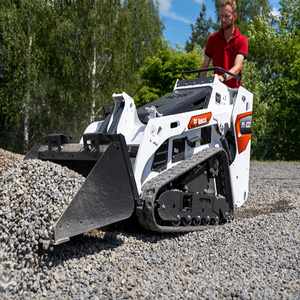Maximisez votre productivité sur les projets de construction, d'aménagement paysager et agricoles avec le mini-chargeur sur chenilles Bobcatss MT100 - Product Image 5