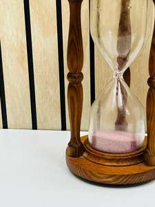 Sablier en bois de 6,5'' avec sable rose |   Horloge à sable de table rustique avec design croix d'ange pour décoration de fête d'anniversaire - Product Image 3