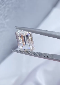 Diamant synthétique (cultivé en laboratoire) de taille émeraude, certifié IGI, RAHA EXPORT RJ633, pour la fabrication de bijoux - Product Image 2