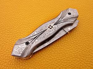 Cuchillo Plegable de Acero de Damasco con Hoja de Borde Recto, Apertura con Perilla, Mango de Madera y Diseño Artístico - Product Image 4