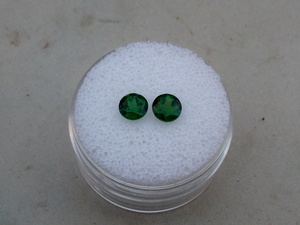 2 gemas redondas sueltas de diópsido cromado de 5 mm cada una para manualidades, joyería y coleccionismo - Product Image 1