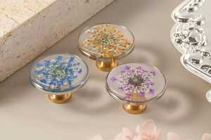 Bouton de tiroir de meuble en résine écologique avec fleur séchée et bordure argentée, bouton de placard décoratif unique, fait main, style moderne - Product Image 2