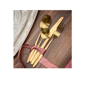 Juego de cubiertos metálicos versátiles, excelente para reuniones informales y formales, que ofrece utilidad práctica con un acabado atractivo. - Product Image 3