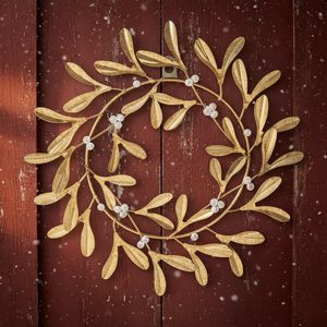 Elegante corona de visco dorada con detalles de bayas de perlas artificiales, perfecta para la decoración festiva navideña de la puerta principal. - Product Image 1
