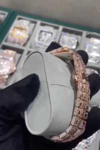 นาฬิกาควอตซ์แฟชั่นหรูหราสีโรสโกลด์ประดับเพชรทรงเหลี่ยมสำหรับผู้ชาย ตัวเรือนสแตนเลส กระจกแซฟไฟร์ กันน้ำได้ 10 บาร์ - Product Image 5