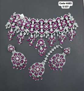 Ping Bling Emerald Green Floral <b>Statement</b> <b>Necklace</b> Set with Matching Earrings and Maang Tikka Luxury Bridal Wedding Jewelry Set - Product Image 3
