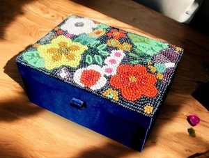 B.H CRAFTS Caja de Joyería Rectangular de Terciopelo Bordada con Cuentas Navideñas, Estuche de Costura Floral de Santa Claus, Regalo de Invierno - Product Image 2