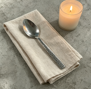 Cuillère à dîner en métal argenté avec manche floral en relief pour la maison, le restaurant et les mariages - Product Image 1